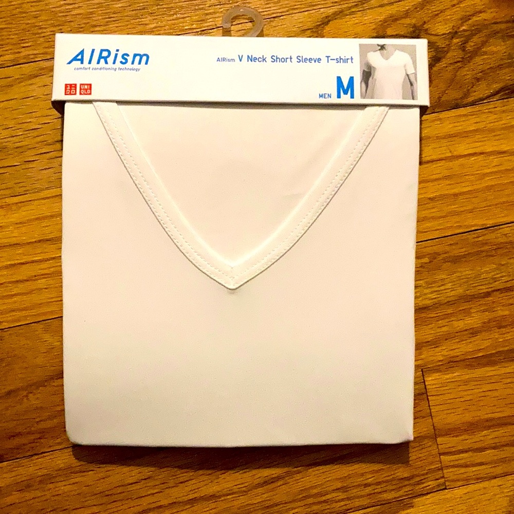 Uniqlo men’s v-neck AIRism T-shirt